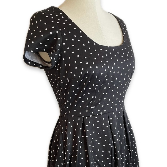 NWT Elle polka dot dress with scoop neck, short sleeves, scalloped hem, size 6 - Picture 2 of 6